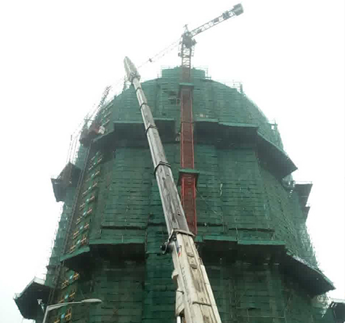 莱山吊车在工地上作业